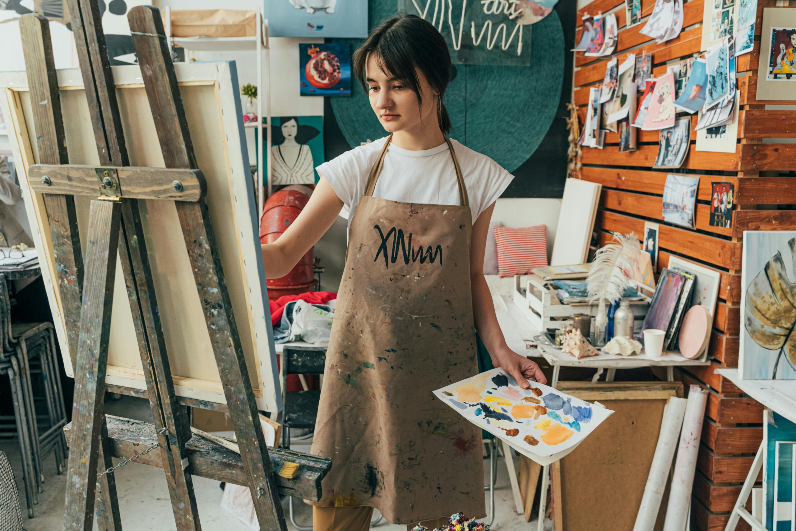 Joven artista pintando con acuarelas en su estudio de arte, categoría Arte y Creatividad
